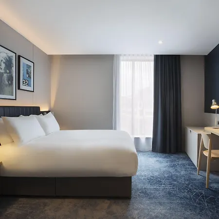 Готель Leonardo Бристоль